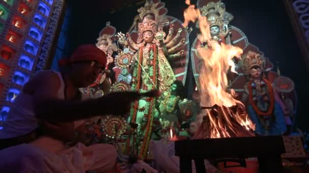 2019年10月7日 印度西孟加拉邦 Howrah 印度教Purohit崇拜女神Durga 高喊梵语Shlokas 点燃吉祥的Nabami Hom圣火 Puja节仪式 在彩灯下 — 图库视频影像