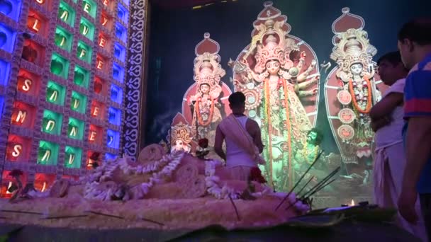 Howrah Západní Bengálsko Indie Října 2019 Mladý Hinduistický Kněz Uctívá — Stock video