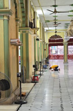 KOLKATA, Batı BENGAL, INDIA - 27 Mayıs 2019: Kolkata 'nın en eski Mescidi olan Nakhoda Mescidi' nde dua eden genç Müslüman dindar. Hint vatandaşları için tarihi ve dini değeri olan kamusal bir yer..