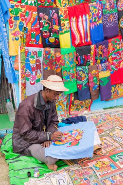 KOLKATA, Batı BENGAL, INDIA - 12 Aralık 2014: Asya 'nın en büyük el sanatları fuarı olan Kolkata' daki el sanatları fuarı sırasında el yapımı giysiler, el sanatları sergisi sırasında tanımlanamayan sanatçılar.