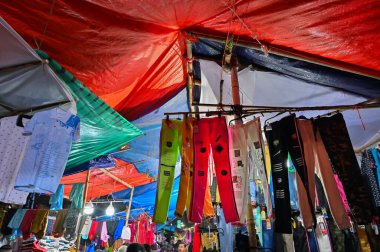 KOLKATA, Batı BENGAL, INDIA - 27 Mayıs 2019: Zakaria caddesinde renkli ve modaya uygun kadın kıyafetleri satılıyor. Kolkata 'da kıyafet satışı büyüyen bir pazardır..