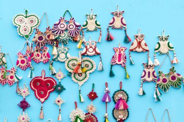 KOLKATA, Batı BENGAL, INDIA - 12 Aralık 2014: Asya 'nın en büyük el sanatları fuarı olan Kolkata' daki el sanatları fuarı sırasında el yapımı jüt sanat eserleri.