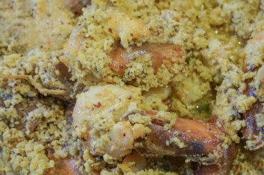 Hint karidesli baharatlı karides yemeği, hindistan cevizli ve lezzetli. Karideslerin servis ediliş görüntülerini kapat.