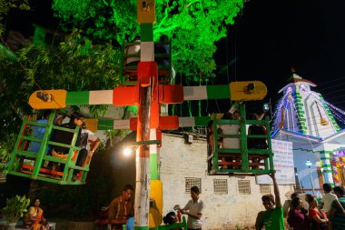 HOWRAH, Batı BEST BENGAL, Hindistan - 15 Nisan 2018: Çocuklar Nagordola 'ya biniyorlar - Bengali' nin yeni yılının ilk gününü kutlamak için geleneksel bir eğlence gezisi. Gajan veya Charak popüler bir Hindu festivali..