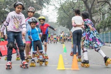 KOLKATA, Batı BENGAL, INDIA - 17 HAZİRAN 2016: Tanımlanamayan şehir çocukları 