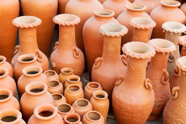 KOLKATA, Batı BENGAL, INDIA - NOVEMBER 23RD 2014: Asya 'nın en büyük el sanatları fuarı olan Kolkata' daki El Sanatları Fuarı sırasında sergilenen terracotta tencereleri, el sanatları eserleri.