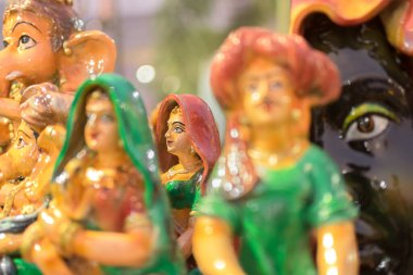 KOLKATA, Batı BENGAL, INDIA - NOVEMBER 23RD 2014: Asya 'nın en büyük el sanatları fuarı olan Kolkata' daki El Sanatları Fuarı sırasında sergilenen Terracotta bebekleri.