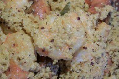 Hint karidesli baharatlı karides yemeği, hindistan cevizli ve lezzetli. Karideslerin servis ediliş görüntülerini kapat.