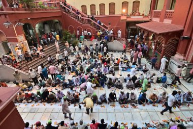 KOLKATA, Batı BENGAL, INDIA - 27 Mayıs 2019: Müslüman fanatikler Roja veya Ramazan ayında, Nakhoda Mashid 'de iftar partisi adı verilen birlikte yemek ve içecek yiyerek gün boyu oruç tutuyorlar.