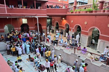 KOLKATA, Batı BENGAL, INDIA - 27 Mayıs 2019: Müslüman insanlar, Roja veya Ramazan ayında Nakhoda Mashid 'de iftar partisi adı verilen yemek ve içeceklerle gün boyu oruç tutuyorlar.