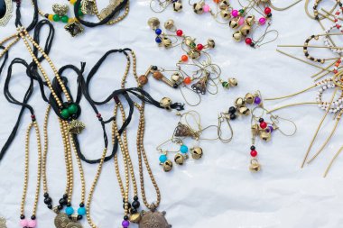 Kolkata 'daki El Sanatları Fuarı sırasında sergilenen kolyeler, daha önceki Kalküta, Batı Bengal, Hindistan. Asya 'nın en büyük el sanatları fuarıdır..