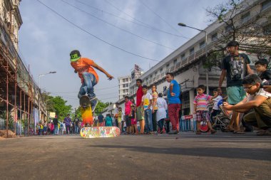 KOLKATA, Batı BENGAL, INDIA - JANUARY 3RD 2015: Tanımlanamayan şehir çocukları paten kayıyor - dondurulmuş havada atlıyor, Park Street 