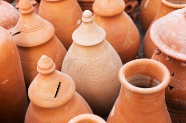KOLKATA, Batı BENGAL, INDIA - NOVEMBER 23RD 2014: Asya 'nın en büyük el sanatları fuarı olan Kolkata' daki El Sanatları Fuarı sırasında sergilenen terracotta tencereleri, el sanatları eserleri.