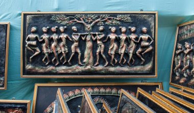 KOLKATA, Batı BENGAL, INDIA - 14 ARALIK 2013: Asya 'nın en büyük el sanatları fuarı olan Kolkata' daki El Sanatları Fuarı sırasında bir ağaç ve dansçılara dayanan bir el işi.