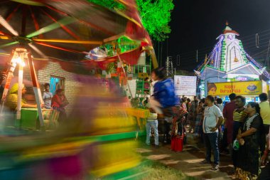 HOWRAH, Batı BEST BENGAL, Hindistan - 15 Nisan 2018: Çocuklar Nagordola 'ya biniyorlar - Bengali' nin yeni yılının ilk gününü kutlamak için geleneksel bir eğlence gezisi. Gajan veya Charak popüler bir Hindu festivali..