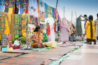 Kolkata, Batı Bengal, Hindistan - 28 Kasım 2015: Kolkata 'daki El Sanatları Fuarı sırasında el sanatları sergilenmektedir. Asya 'nın en büyük el sanatları fuarı..