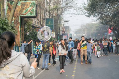 KOLKATA, Batı BENGAL, Hindistan - 7 Şubat 2016: Badminton oynayan ve Kolkata Park Caddesi 'nde 