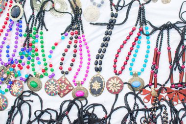 Kolkata 'daki El Sanatları Fuarı sırasında sergilenen kolyeler, daha önceki Kalküta, Batı Bengal, Hindistan. Asya 'nın en büyük el sanatları fuarıdır..