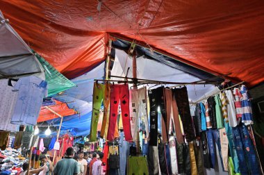 KOLKATA, Batı BENGAL, INDIA - 27 Mayıs 2019: Zakaria caddesinde renkli ve modaya uygun kadın kıyafetleri satılıyor. Kolkata 'da kıyafet satışı büyüyen bir pazardır..