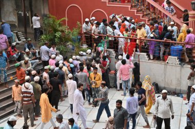 KOLKATA, Batı BENGAL, INDIA - 27 Mayıs 2019: Roja veya Ramazan ayında Nakhoda Mashid 'de iftar partisi adı verilen içecekleri için sıraya giren Müslüman insanlar.