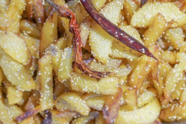 Kızarmış patates parçalarıyla kırmızı biberli bir fast food tabağı yakın plan. Hintliler arasında lezzetli bir aperatif olarak popülerdir..