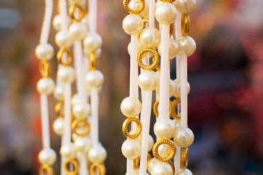 Kolkata 'daki El Sanatları Fuarı sırasında sergilenen kolyeler, daha önceki Kalküta, Batı Bengal, Hindistan. Asya 'nın en büyük el sanatları fuarıdır..