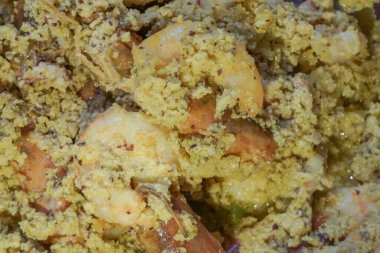 Hint karidesli baharatlı karides yemeği, hindistan cevizli ve lezzetli. Karideslerin servis ediliş görüntülerini kapat.