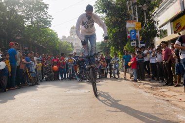 KOLKATA, Batı BENGAL, INDIA - 1 Mart 2015: Bisikletçi çocuk 