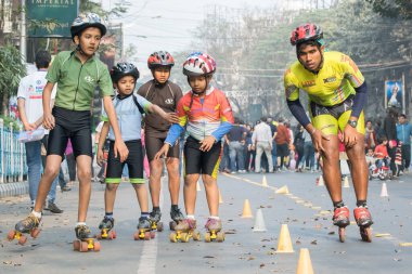 KOLKATA, Batı BENGAL, INDIA - 17 HAZİRAN 2016: Tanımlanamayan şehir çocukları 