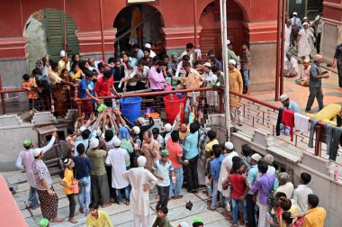 KOLKATA, Batı BENGAL, INDIA - 27 Mayıs 2019: Roja veya Ramazan ayında Nakhoda Mashid 'de iftar partisi adı verilen içecekleri için sıraya giren Müslüman insanlar.
