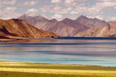 Dağlar ve Pangong (Göl). Ladakh 'ta büyük bir göl, yüksekliği 4,350 m (14,270 ft)' dir. 134 km uzunluğundadır ve Hindistan 'dan Tibet' e kadar uzanır. Leh, Ladakh, Jammu ve Kashmir, Hindistan