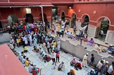 KOLKATA, Batı BENGAL, INDIA - 27 Mayıs 2019: Roja veya Ramazan ayında Nakhoda Mashid 'de iftar partisi adı verilen içecekleri için sıraya giren Müslüman insanlar.