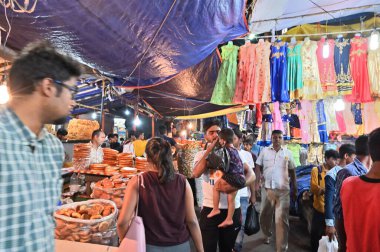 KOLKATA, Batı BENGAL, INDIA - 27 Mayıs 2019: Renkli, modaya uygun kadın kıyafetleri ve Sevai, Zakaria Caddesi 'ndeki alıcılara satılıyor. Kolkata 'da giyim ve gıda satışları büyüyen bir pazardır..