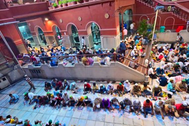 KOLKATA, Batı BENGAL, INDIA - 27 Mayıs 2019: Müslüman insanlar, Roja veya Ramazan ayında Nakhoda Mashid 'de iftar partisi adı verilen yemek ve içeceklerle gün boyu oruç tutuyorlar.