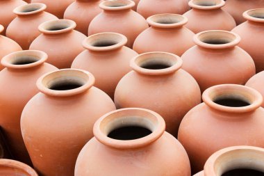 KOLKATA, Batı BENGAL, INDIA - NOVEMBER 23RD 2014: Asya 'nın en büyük el sanatları fuarı olan Kolkata' daki El Sanatları Fuarı sırasında sergilenen terracotta tencereleri, el sanatları eserleri.
