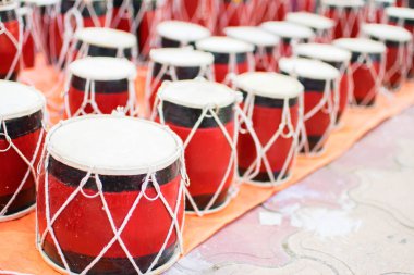 Tablolar, zarlı telefonlar, bir çift küçük varil. Kolkata 'daki El Sanatları Fuarı' nda sergilenen el sanatları, daha önceki Kalküta, Batı Bengal, Hindistan. Asya 'nın en büyük el sanatları fuarıdır..