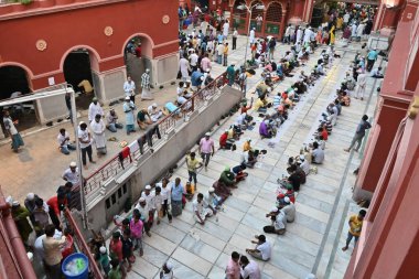 KOLKATA, Batı BENGAL, INDIA - 27 Mayıs 2019: Müslüman insanlar, Roja veya Ramazan ayında Nakhoda Mashid 'de iftar partisi adı verilen yemek ve içeceklerle gün boyu oruç tutuyorlar.