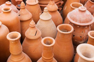 KOLKATA, Batı BENGAL, INDIA - NOVEMBER 23RD 2014: Asya 'nın en büyük el sanatları fuarı olan Kolkata' daki El Sanatları Fuarı sırasında sergilenen terracotta tencereleri, el sanatları eserleri.