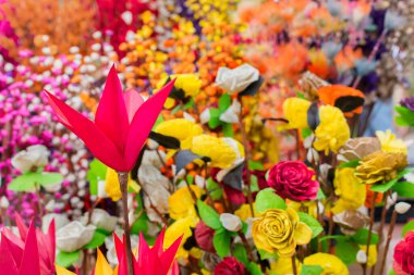 KOLKATA, Batı BENGAL, INDIA - 12 Aralık 2014: Spongewood yapay renkli çiçekler yaptı, Kolkata El Sanatları Fuarı 'nda sergilendi - Asya' nın en büyük el sanatları fuarı.