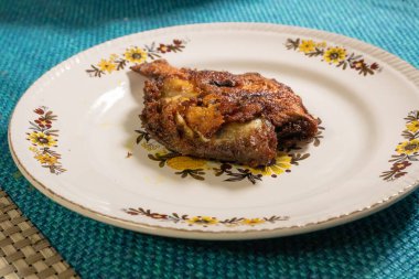 Kızarmış pomfret balığı beyaz bir tabakta servis edilir, baharatlı Hint yemeği. Pomfretler Bramidae familyasına ait balık türleridir..