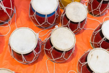 Tablolar, zarlı telefonlar, bir çift küçük varil. Kolkata 'daki El Sanatları Fuarı' nda sergilenen el sanatları, daha önceki Kalküta, Batı Bengal, Hindistan. Asya 'nın en büyük el sanatları fuarıdır..