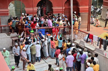 KOLKATA, Batı BENGAL, INDIA - 27 Mayıs 2019: Roja veya Ramazan ayında Nakhoda Mashid 'de iftar partisi adı verilen içecekleri için sıraya giren Müslüman insanlar.