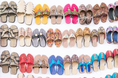 Kolkata 'daki El Sanatları Fuarı' nda sergilenen renkli ayakkabılar Asya 'nın en büyük el sanatları fuarı..