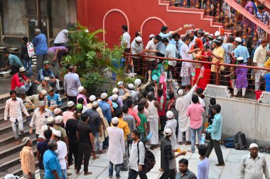 KOLKATA, Batı BENGAL, INDIA - 27 Mayıs 2019: Roja veya Ramazan ayında Nakhoda Mashid 'de iftar partisi adı verilen içecekleri için sıraya giren Müslüman insanlar.