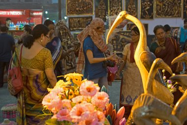 Kolkata, Batı Bengal, Hindistan - 28 Kasım 2015: Ahşap hayvanlar, el sanatları sergilenmekte Kolkata 'daki El Sanatları Fuarı sırasında, önceki Kalküta, Batı Bengal, Hindistan. Asya 'nın en büyük el sanatları fuarıdır..