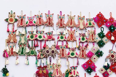 KOLKATA, Batı BENGAL, INDIA - 12 Aralık 2014: Asya 'nın en büyük el sanatları fuarı olan Kolkata' daki el sanatları fuarı sırasında el yapımı jüt sanat eserleri.