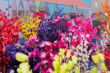 Kağıt yapay renkli çiçekler, Kolkata El Sanatları Fuarı 'nda sergilenen el sanatları - Asya' nın en büyük el sanatları fuarı.