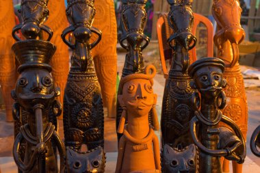 Batı Bengal, Hindistan 'daki Kolkata El Sanatları Fuarı sırasında Clay oyuncak bebek, terracotta el sanatları, Bankura ve Bishnupur kabile sanatı yaptı. Asya 'nın en büyük el sanatları fuarıdır..