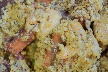 Hint karidesli baharatlı karides yemeği, hindistan cevizli ve lezzetli. Karideslerin servis ediliş görüntülerini kapat.