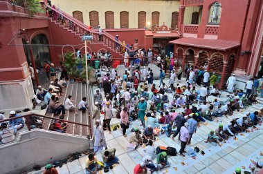 KOLKATA, Batı BENGAL, INDIA - 27 Mayıs 2019: Müslüman insanlar, Roja veya Ramazan ayında Nakhoda Mashid 'de iftar partisi adı verilen yemek ve içeceklerle gün boyu oruç tutuyorlar.